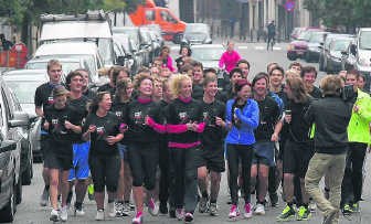 Met studenten in haar kielzog liep Erika Van Tielen (in het blauw) een van de routes van Take Antwerp. Koen Fasseur