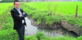Filip Demey aan de Bonebeek en tegen een achtergrond die binnen enkele jaren niet meer te zien zal zijn, want rechts komt een dijk van 1 meter tot 2 meter hoog.rdh