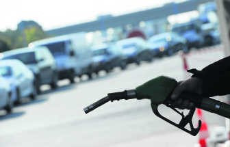 File aan het tankstation in Antony, vlakbij Parijs.afp