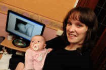 Yaghna Commeyne met haar baby Dilarah én de foto die Netlog aanstootgevend vond. Patrick Holderbeke
