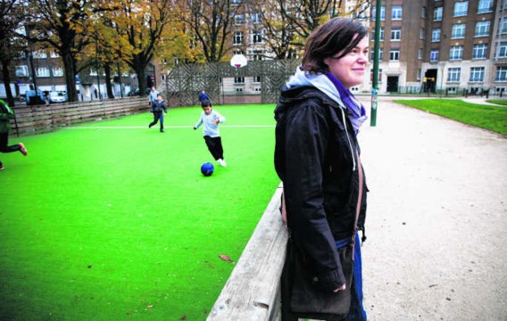 Straathoekwerker Astrid Loos op stap door 't Kiel, een van de Antwerpse wijken met het meest sociale woningen. Wim Kempenaers