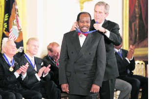 Paul Rusesabagina krijgt in 2005 een ereteken in de VS.epa