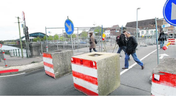 Het is afwachten wat er met de beschadigde Bospoortbrug zal gebeuren. Ondertussen zit het verkeer in de knoop.