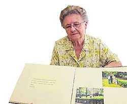 Paula met een fotoboek over het aangrijpende bezoek aan vaders graf: 'Hij ligt op een waardige manier begraven en mag er eeuwig blijven. Nu heb ik zelf ook rust.'wbk