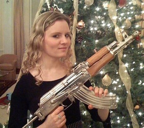 Dochter van legerchef poseert met kalasjnikov voor kerstboom