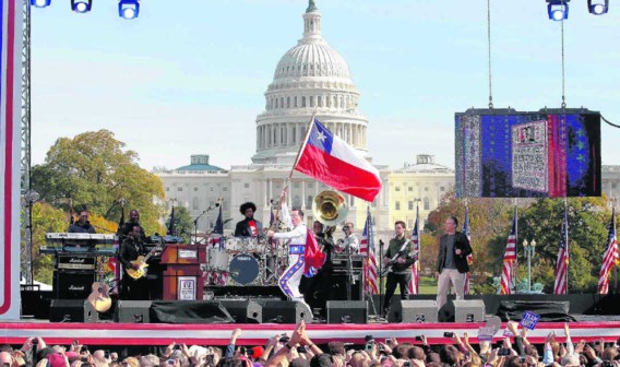 De linkse tv-figuren Stephen Colbert (met vlag) en Jon Stewart (r.) hadden zaterdag één bedoeling: meer volk naar Washington lokken dan hun Tea Party-rivaal Glenn Beck in augustus. Of dat gelukt is, zullen we allicht nooit weten.<br>Jason Reed/reuters