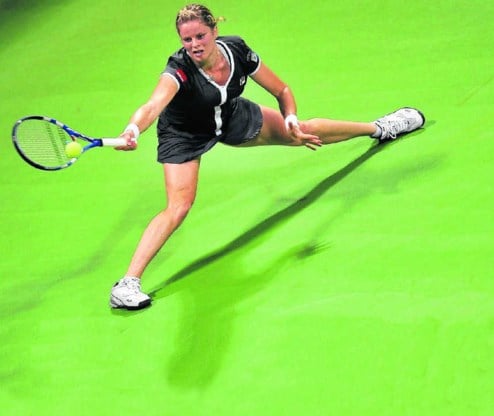Kim Clijsters reikt naar de bal tijdens de finale van de Masters. Onze landgenote won in drie sets tegen Caroline Wozniacki: 6-3, 5-7 en 6-3. Stringer/epa