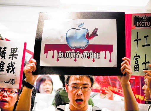 In juni eisten betogers in Hongkong aandacht voor de zelfmoordgolf onder werknemers van Foxconn, een partner van Apple in China.Thomas Lee/bloomberg