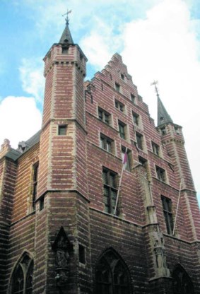 Het is hoog tijd dat het Vleeshuis gerestaureerd wordt, zeggen buurtbewoners. cdh