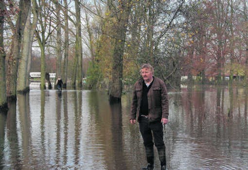 Boni Heylen kan alleen met laarzen aan naar de kinderboerderij. Hij had de Vlaamse overheid verscheidene keren gemeld dat er overstromingsgevaar dreigde.mph