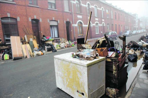 In het Waals-Brabantse Tubeke hebben de bewoners hun beschadigde huisraad op straat gezet.Philip Reynaers/photo news
