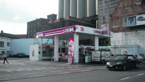 Het is nog niet duidelijk hoe lang het Lukoil-station nog kan blijven waar het nu staat. stl