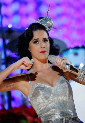 Katy Perry zoent travestieten