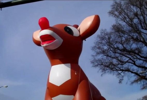 VIDEO: Rendier Rudolph zakt in elkaar tijdens parade