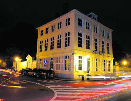 Enkele individuen die tot in de vroege uren in een kasteel vergaderen, het zal niet volstaan. belga