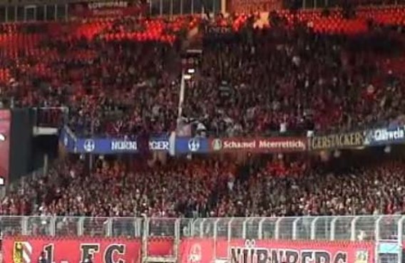 VIDEO: Tribune wipt mee met supporters