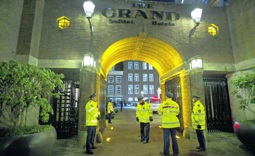 Politieagenten houden de wacht bij hotel The Grand in Amsterdam, waar de ouders worden ingelicht over kindermisbruik in een crèche.anp