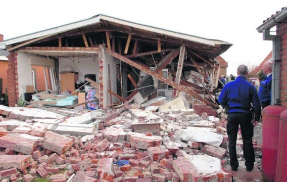 Zelfs de brandweermannen waren verbaasd over de ravage die de ontploffing van het huis heeft veroorzaakt. Michel Vanneuville