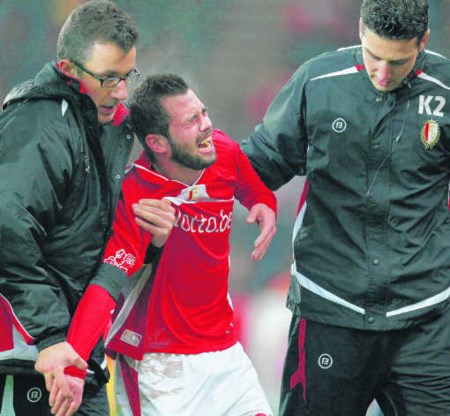 Steven Defour werd kermend van de pijn naar de catacomben van Sclessin gebracht. Daar kreeg de dokter zijn schouder weer in de kom. vincent van doornick/isosport