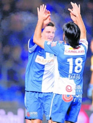 Elyaniv Barda (r.) feliciteert Jelle Vossen.belga