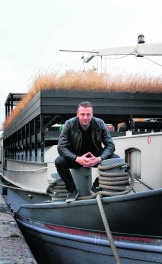 Tom Waes op zijn woonboot.kf