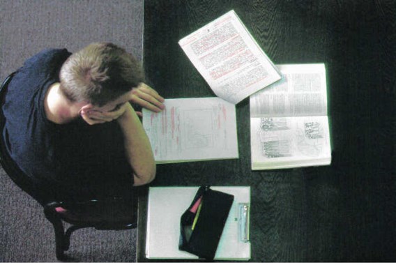 Bij het instuderen van een cursus is het niet efficiënt om twintig keer een bepaalde tekst te lezen om stof op te slaan. Nee, je doet beter je boek toe en zegt het best eens in je eigen woorden.Flip Franssen/Hollandse Hoogte