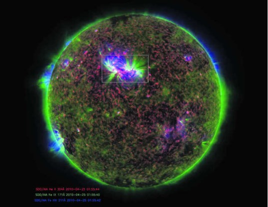 De zon, waargenomen door de satelliet SDO. De bestudeerde gasfonteinen bevinden zich in het omkaderde gebied. Rood staat voor gas van 600.000 graden, groen voor 800.000 graden en blauw voor twee miljoen graden.Nasa Goddard/SDO/AIA