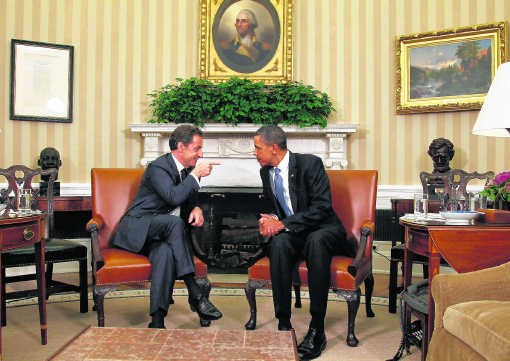 President Nicolas Sarkozy en president Barack Obama in het Oval Office in Washington. Frankrijk, de nieuwe voorzitter van de G20, vindt dat de dollar het internationale monetaire systeem te veel domineert.Jason Reed/reuters