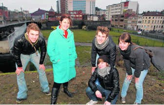 Schepen Leen Verbist (midden) met de jongeren van Generatie A. was