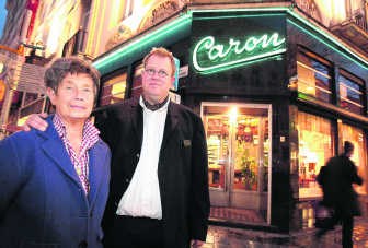 Evelyne Caron en haar zoon Philippe Caron-Cnops: 'Je stopt beter in schoonheid, wanneer de zaak nog draait. In het leven moet je het roer kunnen omgooien.'Frederiek Vande Velde