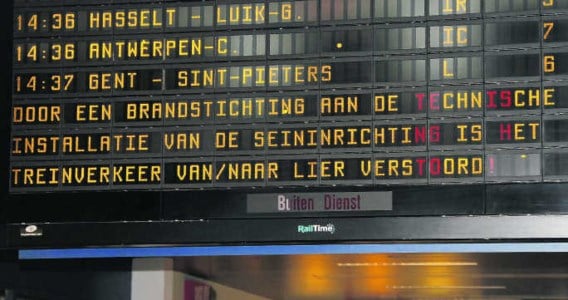 Door de brandstichting liep het treinverkeer van en naar Lier en Herentals ernstige vertraging op.ena