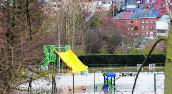 Geraardsbergen had vorige week zwaar te lijden onder de wateroverlast, de bevoegde schepen wijst de verantwoordelijkheid af.Nicolas Maeterlicnk (BELGA)