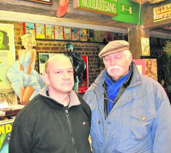 Michel Deligne met zijn zoon: 'Door het slechte weer bleven de klanten weg.' rdb