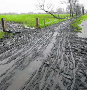 Het wandelpad is herschapen in een modderpoel na de mountainbikerit. mvn