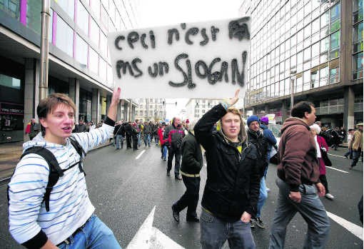 Een slogan met een knipoog naar Magritte om het surrealisme van de politiek aan te klagen.Nicolas Maeterlinck/belga