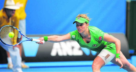 Kim Clijsters: met een zwaar omzwachteld linkerbeen in twee sets voorbij de Poolse Radwanska.Nicolas Asfouri/afp