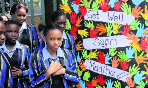 Scholieren wensen hun zieke 'Madiba' - zoals de Zuid-Afrikanen Mandela noemen - snelle beterschap.ap