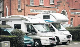 De twee mobilhomes voor de school.bdw