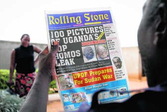 19 oktober 2010. Een Ugandees leest de Rolling Stone met de foto van David Kato.ap