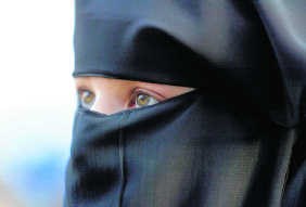 Een vrouw met nikab.hh
