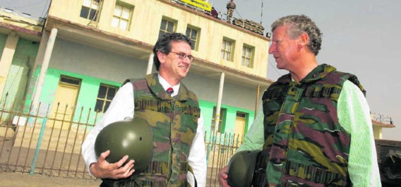 Pieter De Crem met de Amerikaanse ambassadeur Howard Gutman tijdens een bezoek aan de Belgische troepen in Afghanistan.belga