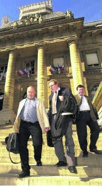 Jean Nicolas (links) met zijn advocaat in 2001 in Parijs.blg