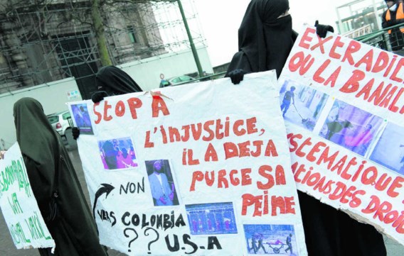 Aanhangers van Nizar Trabelsi betogen op 17 december 2008 voor de raadkamer in Brussel tegen een mogelijke uitwijzing. Zes vermoedelijke leden van een terroristisch islamitisch netwerk verschenen toen voor de raadkamer.Philip Reynaers/pn