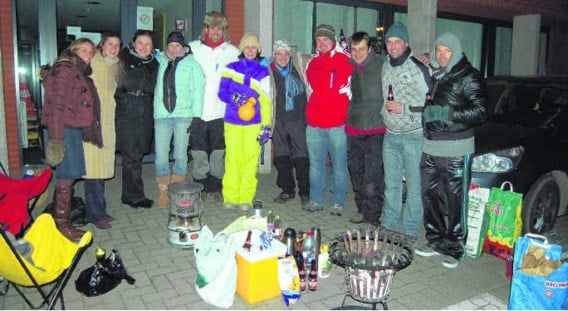 Uitgerust met vuurtjes, zeteltjes, drank en versnaperingen bivakkeerde een tiental ouders dinsdagnacht aan de school in Relegem.rds
