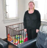 Directeur Caroline Schaek in het huidige opvanghuis voor vrouwen. pli