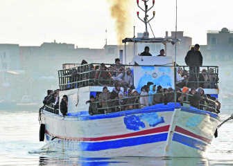 Een boot propvol Tunesiërs arriveert in de haven van Lampedusa.epa