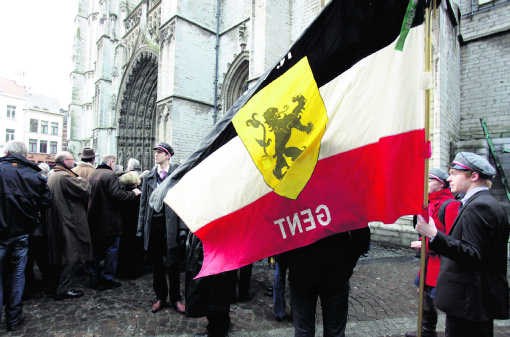 Honderden mensen volgden de plechtigheid voor de Antwerpse Onze-Lieve-Vrouwekathedraal.Isopix