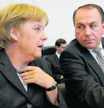 Bundesbankvoorzitter Weber (r.) zette kanselier Merkel voor schut.ap