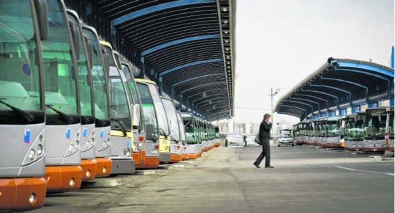 Blinkende bussen in de rij op de stelplaats Jacques Brel. Bart Dewaele
