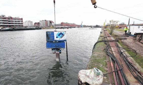 Gisteren werd symbolisch het startschot gegeven voor de bouw van de nieuwe kaaimuur, die drie meter verder in het water komt. Frederiek Vande Velde